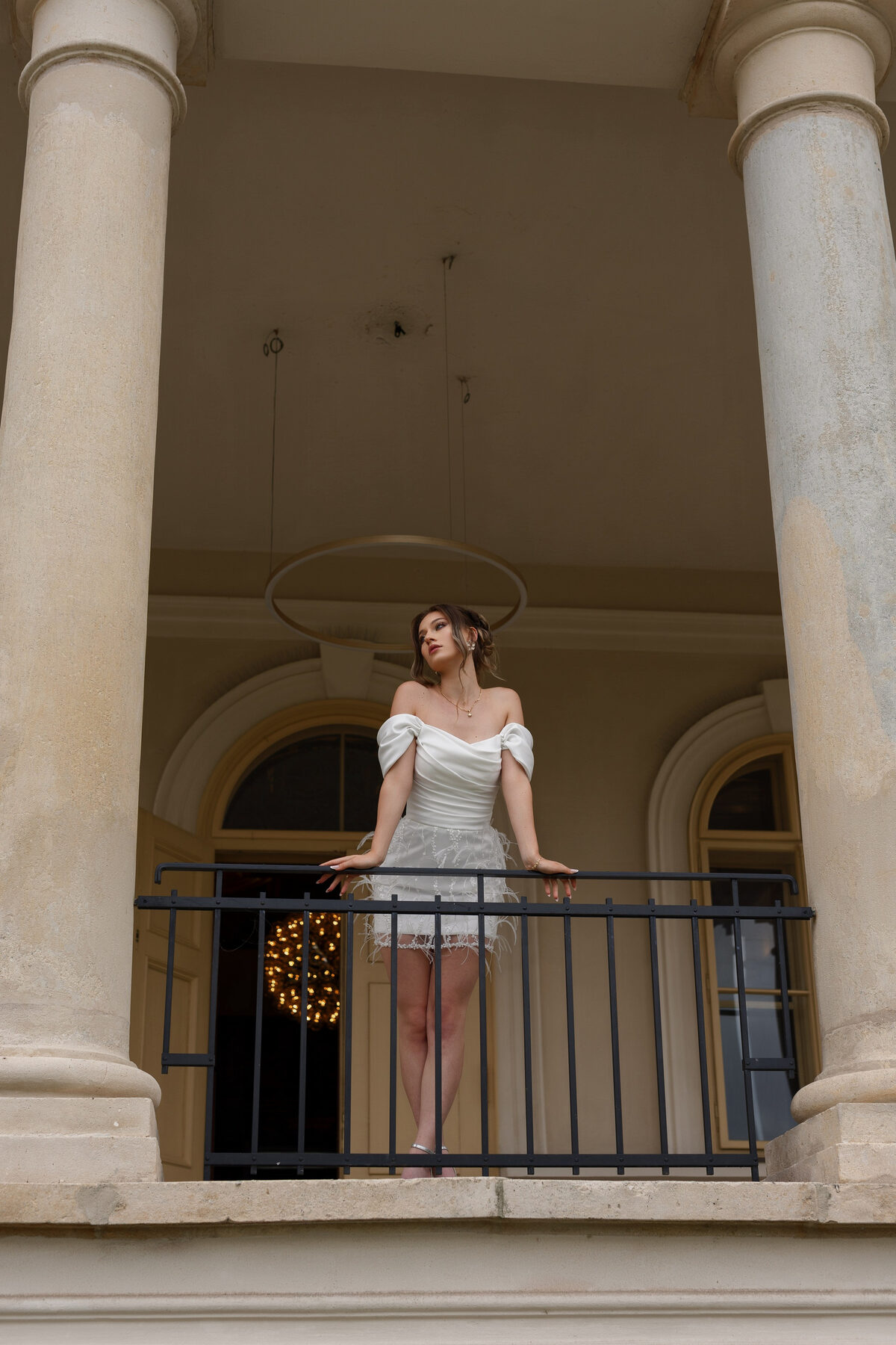 Mireasă pe balconul unui palat din Cluj, fotografie editorială de nuntă
