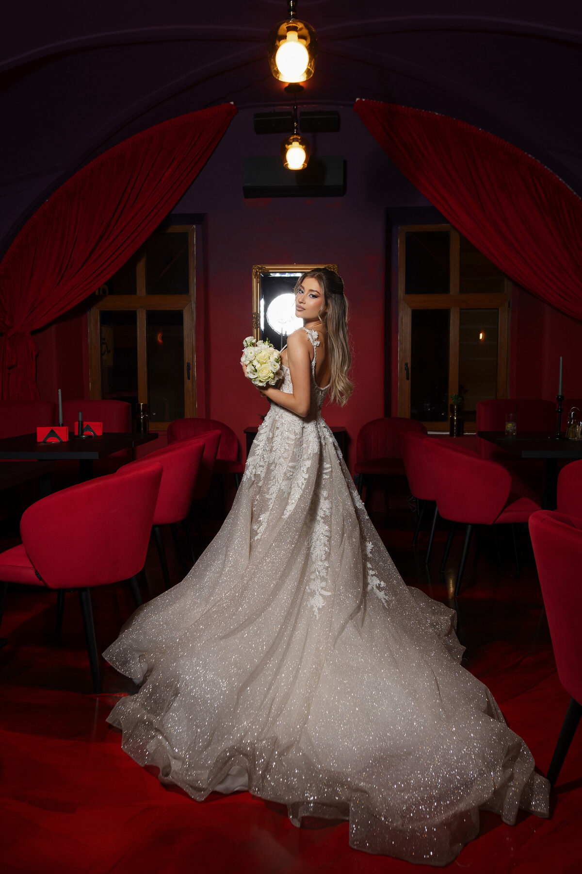 Editorial de mireasă în salon cu draperii roșii, Cluj (1)