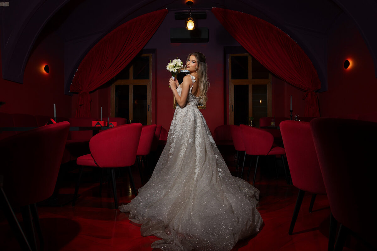 Editorial de mireasă în salon cu draperii roșii, Cluj (2)