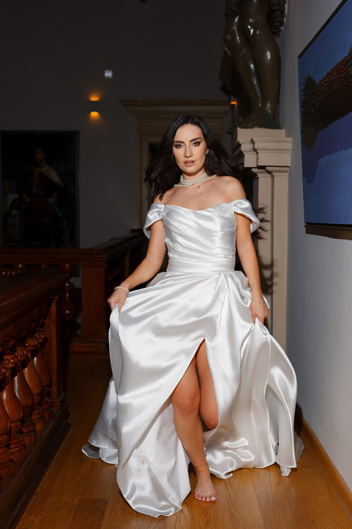 Editorial de mireasă la conac istoric, rochie de satin argintiu (1)