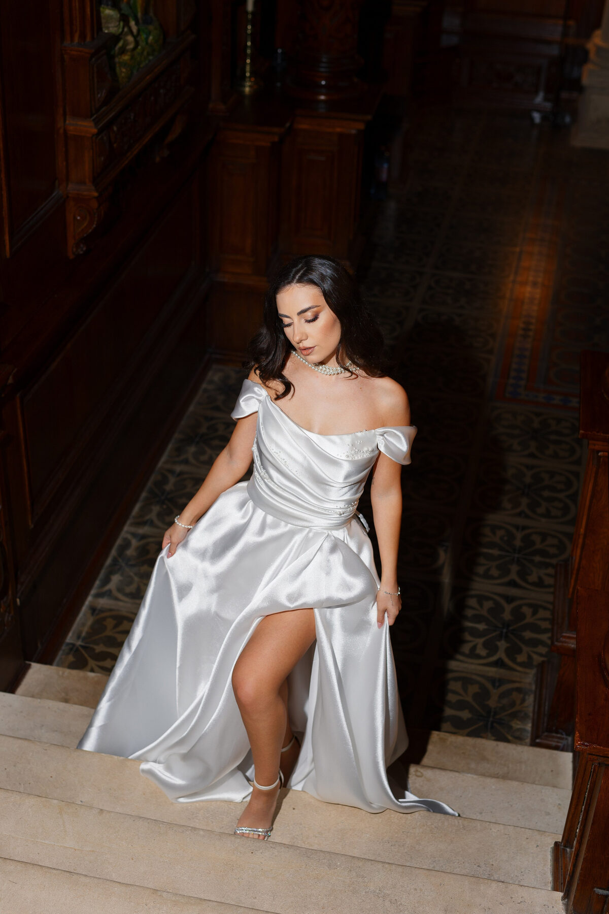Editorial de mireasă la conac istoric, rochie de satin argintiu (12)