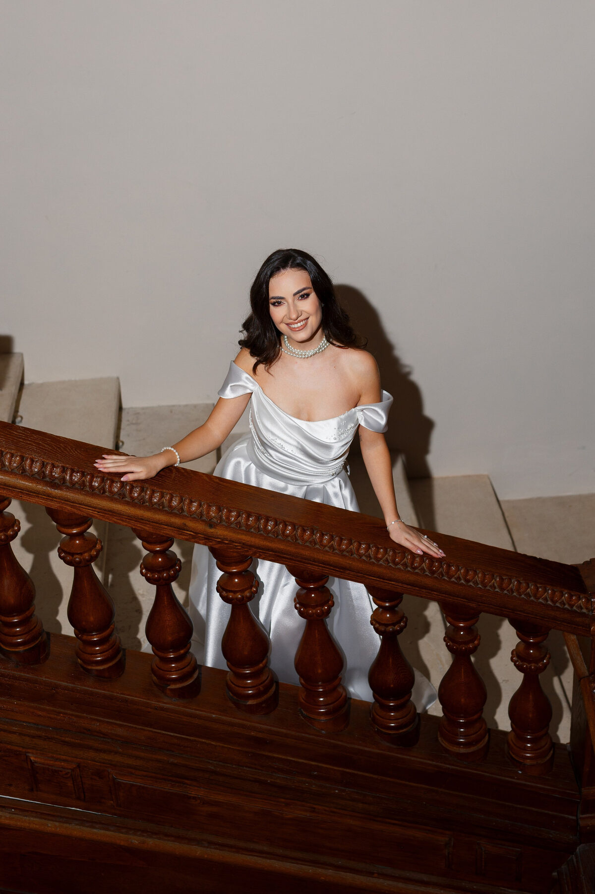 Editorial de mireasă la conac istoric, rochie de satin argintiu (16)